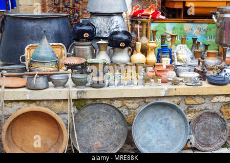 Baku, Aserbaidschan, 10. März 2018: Souvenir Shop mit Antiquitäten für Touristen auf der Straße in der alten Stadt Icheri Sheher Stockfoto