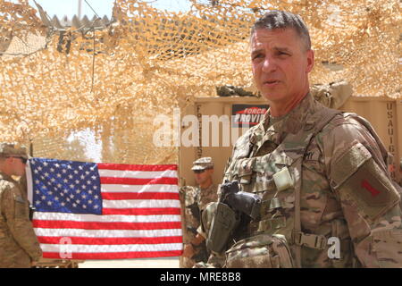 Us-Armee Generalmajor Joseph Martin, Kommandierender General der Combined Joint Force Land Component Command und 1 Infanterie Division, Adressen Fallschirmjäger bei Hamam al-Alil, Irak, 8. Juni 2017. Die Fallschirmjäger, zur Unterstützung von Combined Joint Task Force-Operation inhärenten Lösen bereitgestellt und an 2nd Brigade Combat Team zugewiesen, 82nd Airborne Division, aktivieren die irakischen Sicherheitskräfte Partnern durch das beraten und unterstützen die Mission, die die Planung, Erfassung und Analyse von Intelligenz, Kraft und Präzision Brände die militärische Niederlage der ISIS zu erreichen. CJTF-OIR ist der globale Kohle Stockfoto