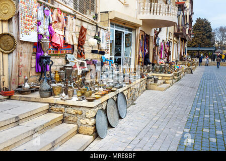 Baku, Aserbaidschan, 10. März 2018: Souvenir Shop mit Antiquitäten für Touristen auf der Straße in der alten Stadt Icheri Sheher Stockfoto