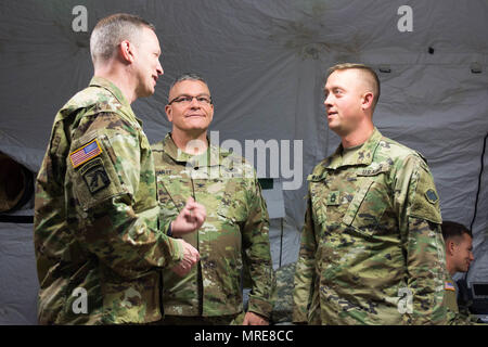 Brig. Gen. Gregory Mosser, Kommandierender General des 364. Expeditionary Sustainment Command, und Oberst Robert Moriarty, der Kommandant der 96. sustainment Brigade, diskutieren Instandhaltungsmaßnahmen mit Sgt. 1. Klasse David Warren, Wartungsarbeiten noncommissioned Officer mit der 96 SB, während der übung Betrieb Wut in Ogden, Utah, 10. Juni 2017 aufrechterhalten. Die Übung bietet eine fiktive Szenarien und Ausbildung parallel zu realen Ereignissen. Stockfoto