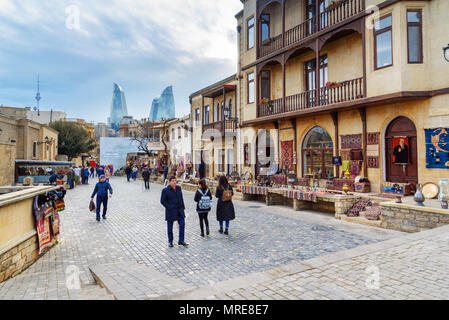 Baku, Aserbaidschan, 10. März 2018: Straße in der Altstadt, Icheri Sheher ist der historische Kern von Baku. Und Flamme Towers Stockfoto