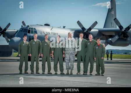 Das Bodenpersonal in Pose für Foto vor dem Ausschalten für Oberst Robert Dotson, 374 Operationen Gruppenkommandant, Fini Flug Yokota Air Base, Japan, 2. Juni 2017. Als "Fini" bekannt, folgt eine Luftwaffe Tradition, die nach dem Zweiten Weltkrieg, in denen nach Abschluss eines Aircrew Mitglieder letzter Flug sie mit Wasser übergossen werden und gratulierte, die ihre Kameraden in die Arme und Familie zurückgeht. (U.S. Air Force Foto von Airman 1st Class Donald Hudson) Stockfoto