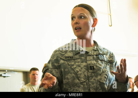 Kapitän Bernie Davis, ein Human Resources Operations Branch Offizier mit der 96Th Sustainment Brigade, Schriftsatz Reservisten auf der neuen Altersversorgung während der Schlacht training Montage in Ogden, Utah, 3. Juni 2017. Änderungen der US-Armee der Versorgungsleistungen wird im Januar 2018 stattfinden. Stockfoto