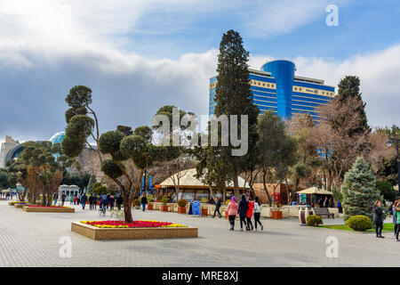 Baku, Aserbaidschan - 11. März 2018: Blick auf Baku Boulevard und Hilton Hotel im Frühjahr Stockfoto