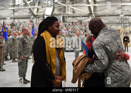 Oberst Rodney Lewis, 319 Air Base Wing Commander, umarmt seine Frau als seine Tochter Uhren, nach seinem letzten alle Call als Basis Commander in Grand Forks Air Force Base, N.D., 14. April 2017. Lewis und seine Familie verlassen Grand Forks AFB für das Pentagon als Lewis nimmt die Position des Direktors des Executive Action Group für die Luftwaffe Stabschef. Stockfoto