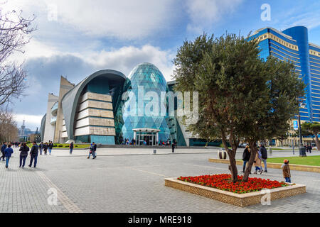 Baku, Aserbaidschan - 11. März 2018: Blick auf Baku Boulevard und Park Bulvar Mall Einkaufszentrum Stockfoto