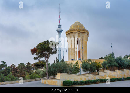 Baku, Aserbaidschan - 11. März 2018: Shahidlar Denkmal oder ewige Flamme Denkmal auf Martyrs' Lane. Und Fernsehturm am Abend Stockfoto