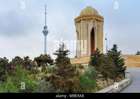 Baku, Aserbaidschan - 11. März 2018: Shahidlar Denkmal oder ewige Flamme Denkmal auf Martyrs' Lane. Und Fernsehturm am Abend Stockfoto