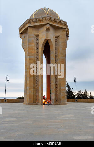 Baku, Aserbaidschan - 11. März 2018: Shahidlar Denkmal oder ewige Flamme Denkmal auf Martyrs' Lane am Abend Stockfoto