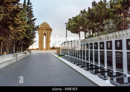 Baku, Aserbaidschan - 11. März 2018: Martyrs' Lane und Shahidlar Denkmal oder ewige Flamme Denkmal am Abend Stockfoto