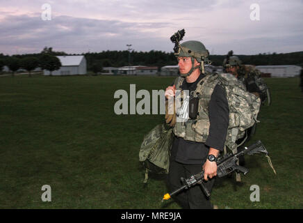 Spc. Ross Talpey mit Bravo Company, 1-182 nd Infanterie Regiment, Massachusetts Army National Guard und ein Bridgewater, Massachusetts native, bereitet sich auf eine Nacht Mission während der jährlichen Ausbildung an der Joint Multinational Readiness Training Center in Hohenfels, Deutschland Juni 5, 2017 in Angriff zu nehmen. Die Mitglieder der historischen Einheit dienen mit der gegnerischen Kraft in Bewegung lösen VIII, die rund 3.400 Mitarbeiter aus 10 Ländern. Ziel der Übung ist es, die Kräfte in Europa vorbereiten, sind Stabilität und Sicherheit in der Region zu fördern. (U.S. Army National Guard phot Stockfoto