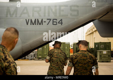 Lieutenant General Rex C. McMillian, und SgtMaj. Patrick L. Kimble, der kommandierende General und SgtMaj. des Marine Corps Forces finden und Marine Corps Forces North, eine MV-22 B Osprey aircraft zu speziellen Zweck Marine Air-Ground Task Force-Crisis Response-Africa in Morón, Spanien, 26. Mai 2017 vergeben. SPMAGTF-CR-AF bereitgestellt begrenzte Reaktion auf Krisen und Theater Security Operations in Europa und Nordafrika zu führen. (U.S. Marine Corps Foto von Cpl. Jodson B. Gräber) Stockfoto