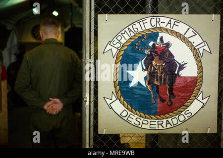 Lieutenant General Rex C. McMillian und SgtMaj. Patrick L. Kimble, der kommandierende General und SgtMaj. des Marine Corps Forces finden und Marine Corps Forces North besuchen Marine Aviation Logistics Squadron 41 Marines mit Special Purpose Marine Air-Ground Task Force-Crisis Response-Africa in Morón, Spanien, 26. Mai 2017 eingesetzt. SPMAGTF-CR-AF bereitgestellt begrenzte Reaktion auf Krisen und Theater Security Operations in Europa und Nordafrika zu führen. (U.S. Marine Corps Foto von Cpl. Jodson B. Gräber) Stockfoto