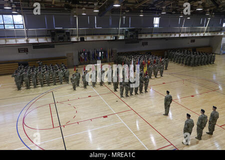 Soldaten der 35th Air Defense Artillery Brigade stand in der Ausbildung zugewiesen, während die 35. ADA BDE Ändern des Befehls Zeremonie 9. Juni auf OSAN FLUGHAFEN, Südkorea. Oberst Markus Holler Befehl verzichtet der Dragon Brigade, Oberst Richard Wright. (U.S. Armee Foto: Staff Sgt. Monik Phan) Stockfoto