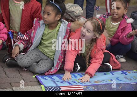 Kinder express Aufregung zu sehen, die Feuerwehr Maskottchen Sparky, nach Yoiko Kind Entwicklung Mitte Monat der militärischen Kind Parade bei Misawa Air Base, Japan, April 3, 2017. Die CDC werden Veranstaltungen einschließlich Freitag Mittagessen, Briefe und Bilder für bereitgestellte Service Mitglieder zusammen mit verschiedenen Geist und thematische Tage. (U.S. Air Force Foto: Staff Sgt. Melanie A. Hutto) Stockfoto