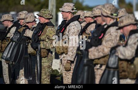 Us-Marines und Fliegern Line up für eine fin Inspektion während der Marine Special Operations School's Individuelle Schulung, 20. März 2017 im Key West, Fla. Zum ersten Mal, US Air Force Special Taktik Flieger drei Monate im ersten Marine Special Operations Command Marine Raider Ausbildung Pipeline ausgegeben, die Bemühungen um gemeinsame Denkweisen über Special Operations Forces zu errichten. (U.S. Air Force Foto von älteren Flieger Ryan Conroy) Stockfoto