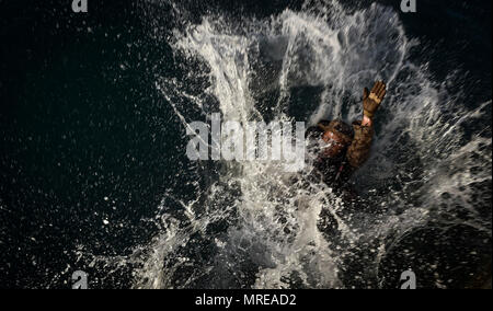 Ein US-Marine Praktiken aus helocasting ein Meer Wand während Marine Special Operations School's Individuelle Schulung, 21. März 2017, im Key West, Fla. Zum ersten Mal, US Air Force Special Taktik Flieger verbrachte drei Monate in der Marine Special Operations Command Marine Raider Ausbildung Pipeline, die Bemühungen um gemeinsame Denkweisen über Special Operations Forces zu errichten. (U.S. Air Force Foto von älteren Flieger Ryan Conroy) Stockfoto