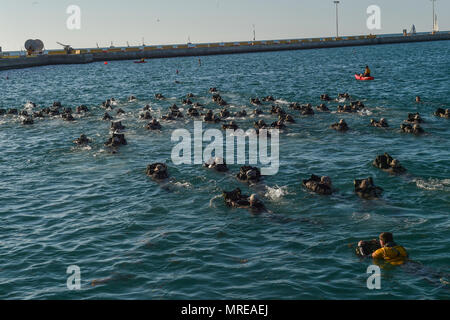 Marine Special Operations Schule Individuelle Schulung durchführen Studenten eine 2.000 Meter schwimmen, 20. März 2017, im Key West, Fla. Zum ersten Mal, US Air Force Special Taktik Flieger verbrachte drei Monate in der Marine Special Operations Command Marine Raider Ausbildung Pipeline, die Bemühungen um gemeinsame Denkweisen über Special Operations Forces zu errichten. (U.S. Air Force Foto von älteren Flieger Ryan Conroy) Stockfoto