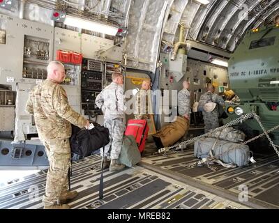 Soldaten und Piloten mit der Tennessee Armee und Air National Guard gingen von den Freiwilligen Training Website in Smyrna, Tenn., am 9. Juni für das jährliche Training in Polen als Teil der Operation Säbel Streik. Eine C-17 von der Memphis-basierte 164 Luftbrücke Flügel wurde mit Ausrüstung und Personal von der Tennessee 1-181 st Field Artillery geladen, und die 118. und 134. Die Luftbetankung Flügel Sicherheitskräfte Geschwader. Sabre Streik ist ein langjähriger US-Army Europe - LED-kooperative Ausbildung Übung, die hilft, die Zusammenarbeit zwischen den USA, Estland, Lettland, Litauen, Polen zu erleichtern und Stockfoto