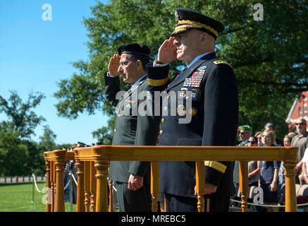 GEN Mark A. Milley, 39th Stabschef der US-Armee, und Generalmajor Yaacov Barak, Commander, Israel Defense Forces, Ground Forces Command, Ehren machen während dem Abspielen der Nationalhymnen der Vereinigten Staaten und Israel, 9. Juni 2017, während eine Armee voller Ehre Begrüßungszeremonie auf Whipple Feld, Joint Base Myer - Henderson Hall, VA (USA Armee Foto: Staff Sgt. Austin L. Thomas) Stockfoto