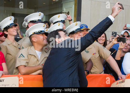 Marines mit Marine Corps Band New Orleans eine selfie mit der Today Show von NBC, Co-host Carson Daly am Rockefeller Center in New York, 12. Juni 2017. Die Marines besuchte die Show Marinekorps-reserve Centennial Konzerte, die sie während der Woche in mehreren Standorten in der Stadt durchführen zu fördern. Stockfoto