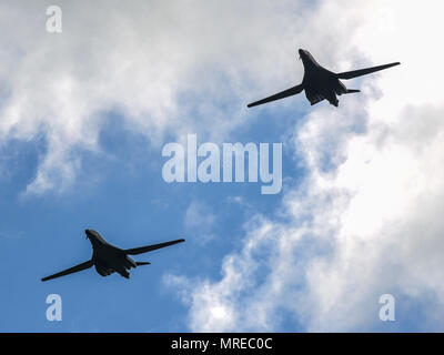 Zwei B-1B Lancers von Ellsworth Air Force Base, S.D., fliegen über Royal Air Force Fairford, England, 8. Juni 2017. Das bordpersonal von der 37th Bomb Squadron an Bomber Qualitätssicherung und Abschreckung Missionen im europäischen Theater, die Bomber Besatzungen Chancen mit Verbündeten und Partnern in gemeinsamen und multinationale Übungen wie BALTOPS und Sabre Streik zu trainieren. (U.S. Air Force Foto von Airman 1st Class Randahl J. Jenson) Stockfoto