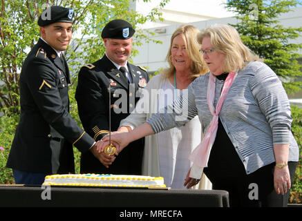 Pvt. Noel Rubio, der Soldat, der vor Kurzem nach Basset Armee Community Hospital zugewiesen; Oberst Christopher Jarvis, der Medizinischen Activity-Alaska Commander; Catherine Stevens, Frau des späten Senator Ted Stevens; und Susan Turley, Bach's Medical Supply Chain Management Director, schneiden Sie einen Kuchen Juni 9 10. Jahrestag des Krankenhauses am Fort Wainwright, Alaska zu feiern. (Foto von Maria M. Rall/U.S. Armee Alaska Public Affairs) Stockfoto