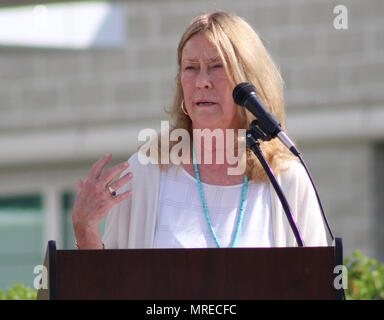 Catherine Stevens, Frau des späten Senator Ted Stevens, spricht der 9. Juni, der Anstrengung ihr Ehemann in die Fonds Bassett Armee Community Hospital als einzige Armee Krankenhaus in den Zustand am 10. Jahrestag der Einrichtung Feier am Fort Wainwright, Alaska zu etablieren. (Foto von Maria M. Rall/U.S. Armee Alaska Public Affairs) Stockfoto