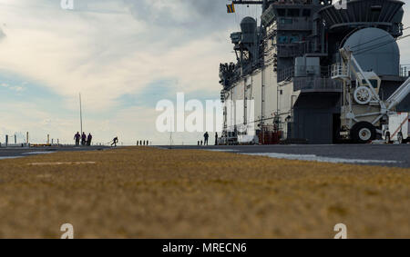 MAYPORT, Fla (11. Juni 2017) Die Amphibious Assault ship USS Iwo Jima (LHD7) fährt seinen Heimathafen an der Naval Station Mayport. Iwo Jima befindet sich derzeit in einer Reihe von Zertifizierungen in Vorbereitung für künftige Operationen und Bereitstellungen. (U.S. Marine Foto von Mass Communication Specialist Seaman Kevin Leitner/Freigegeben) Stockfoto