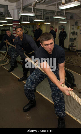 MAYPORT, Fla (11. Juni 2017) Midshipmen hebe bei einem Meer-und-anker detail in der forcastle Amphibisches Schiff an Bord der USS Iwo Jima (LHD7). Iwo Jima befindet sich derzeit in einer Reihe von Zertifizierungen in Vorbereitung für künftige Operationen und Bereitstellungen. (U.S. Marine Foto von Mass Communication Specialist Seaman Kevin Leitner/Freigegeben) Stockfoto