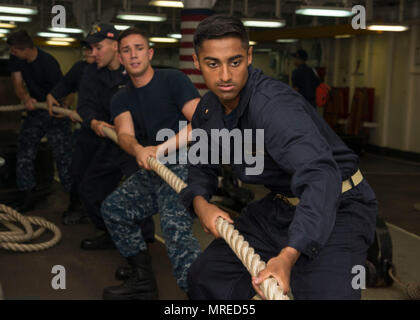 MAYPORT, Fla (11. Juni 2017) Midshipman 3. Klasse Anirudh Murali wuchtet eine Verankerung in einem Meer-und-anker detail in der forcastle Amphibisches Schiff an Bord der USS Iwo Jima (LHD7). Iwo Jima befindet sich derzeit in einer Reihe von Zertifizierungen in Vorbereitung für künftige Operationen und Bereitstellungen. (U.S. Marine Foto von Mass Communication Specialist Seaman Kevin Leitner/Freigegeben) Stockfoto