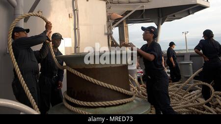 MAYPORT, Fla (11. Juni 2017) Segler setzte sich auf der Winde auf der fantail des Amphibious Assault ship USS Iwo Jima (LHD7) während einer Meer- und anker detail. Iwo Jima befindet sich derzeit in einer Reihe von Zertifizierungen in Vorbereitung für künftige Operationen und Bereitstellungen. (U.S. Marine Foto von Mass Communication Specialist Seaman Dary M. Patten/Freigegeben) Stockfoto