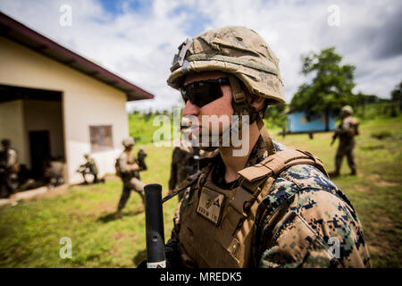 Us Marine Lance Cpl. Tristan Warren bereitet sich auf eine Patrouille Juni 9, 2017, in Ban Chem Khrem, Verbot Chem Khrem, Thailand. Kg Unternehmen Marines sind in Thailand arbeiten mit collaterally die Königlich Thailändische Marine in der Unterstützung der Zusammenarbeit flott Bereitschaft und Weiterbildung. Warren, ein Eingeborener von Dublin, Ohio, ist ein rifleman mit Firma K, 3rd Battalion, 14th Marine Regiment, die Vorwärts- in den 4 Marine Regiment wird als Teil der Einheit Deployment Program eingesetzt. (U.S. Marine Corps Foto von Lance Cpl. Joshua Pinkney) Stockfoto