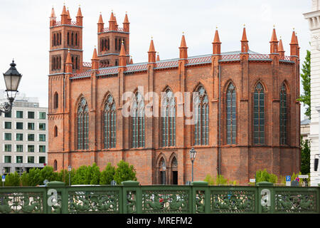 Die Friedrichswerdersche Kirche, Berlin, Deutschland. Alte rote Backsteinkirche jetzt geschlossen aufgrund von strukturellen Schäden. Stockfoto