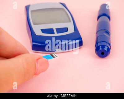 Insulininjektion Nadel bzw. Stift für den Gebrauch durch Diabetiker, Insulin und glucometer. Stockfoto