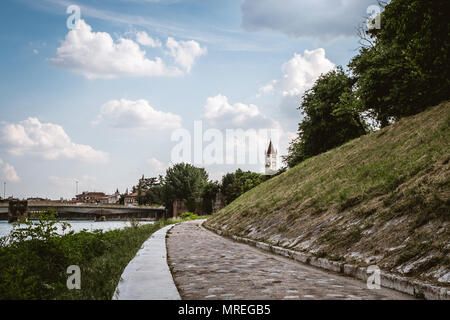 Urban foothpath entlang des Flusses in der Nähe von San Zeno in Verona, Italien Stockfoto