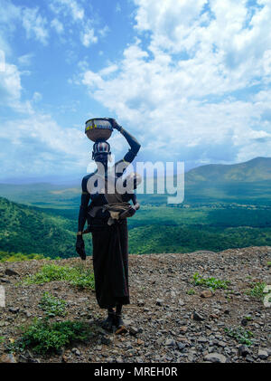 Mursi Stamm Frau mit Baby - 05. Oktober 2012, Omo Valley, Äthiopien Stockfoto