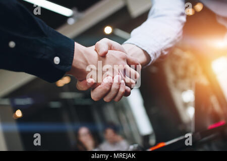 Bussines Partner Händedruck in der modernen offenen Raum auf dem Hintergrund der coworking Team auf neue Start Projekt Stockfoto