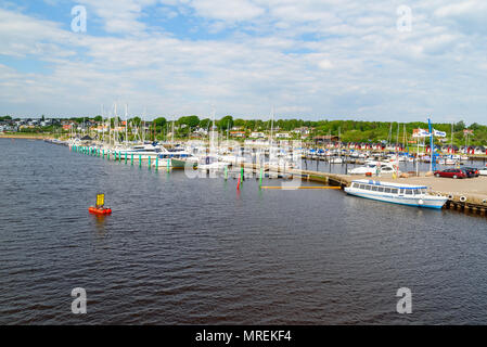 Angelholm, Schweden - 15. Mai 2018: Reisen Dokumentarfilm von Alltag und statt. Riverside Marina mit vielen Boote auf dem Fluss Rönne außerhalb o Stockfoto