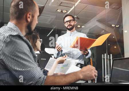 Bärtige Manager in Gläsern Züge Kollegen. Young Business Team zusammen arbeiten in hellen Dachboden Stockfoto