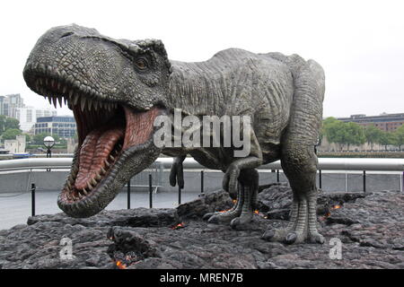 Lebensgroße Nachbildung eines Tyrannosaurus Rex die Freigabe der neuen Film Jurassic Welt: Gefallene Königreich in London, England, UK, Peter Grant zu fördern. Stockfoto