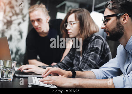 Account Manager junge Mannschaft mit neuen Anlauf in modernen Loft Raum arbeitet. Team Brainstorming. Foto von Creative manager Crew auf Neues Projekt in Arbeit Stockfoto