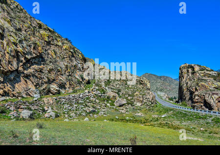 Berglandschaft - Straße in bunten Felsen des Altai gepflastert. Chuysky Trakt - eine der schönsten Ferienstraßen in Russland Stockfoto