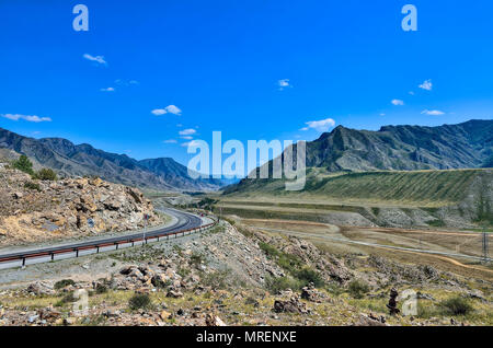 Berglandschaft - Landstraße in bunten Felsen des Altai. Chuysky Trakt - eine der schönsten Ferienstraßen in Russland Stockfoto