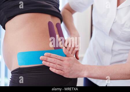 Osteopath band Anwendung bei schwangeren Patienten. Stockfoto