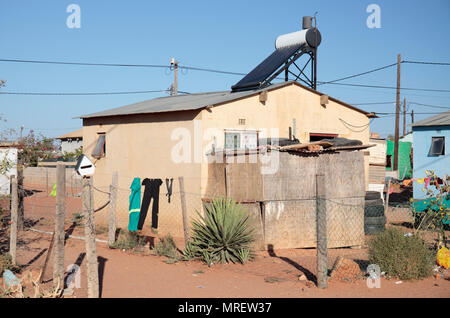 Haus auf eine informelle Siedlung (Gemeinde) mit einer Solaranlage, Port Elizabeth, Western Cape, Südafrika. Stockfoto