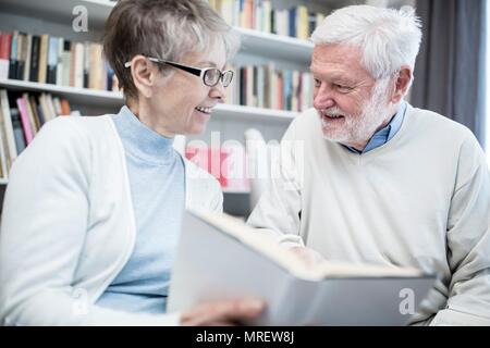 Älteres paar Lesebuch. Stockfoto