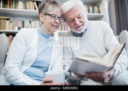 Älteres paar Lesebuch. Stockfoto