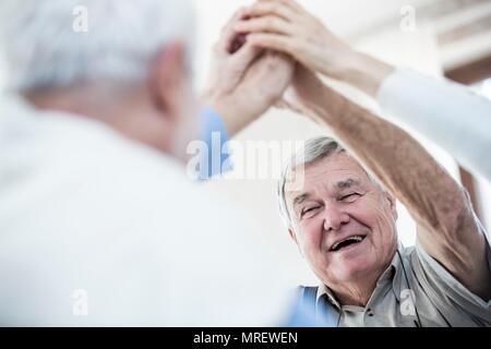 Ältere Männer hoch fünf. Stockfoto