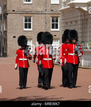 Marching british Guards - 12-05-2013 Buckingham Palace, London, Großbritannien Stockfoto